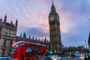 Cabina telefonica rosie si Big Ben pentru cursuri de limba engleza cu manuale de prestigiu