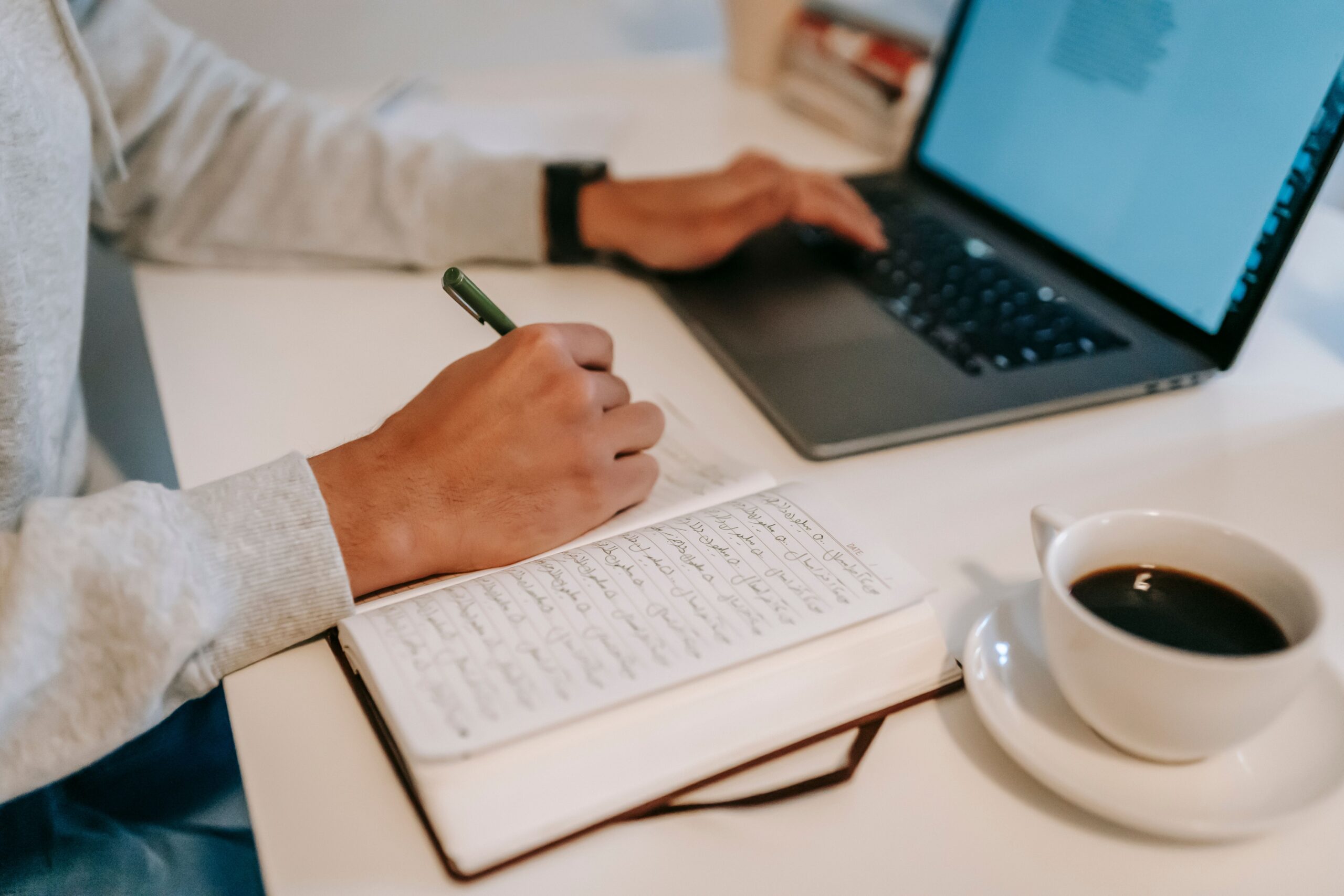 Cursantă luându-și notițe în timpul unui curs de engleză online