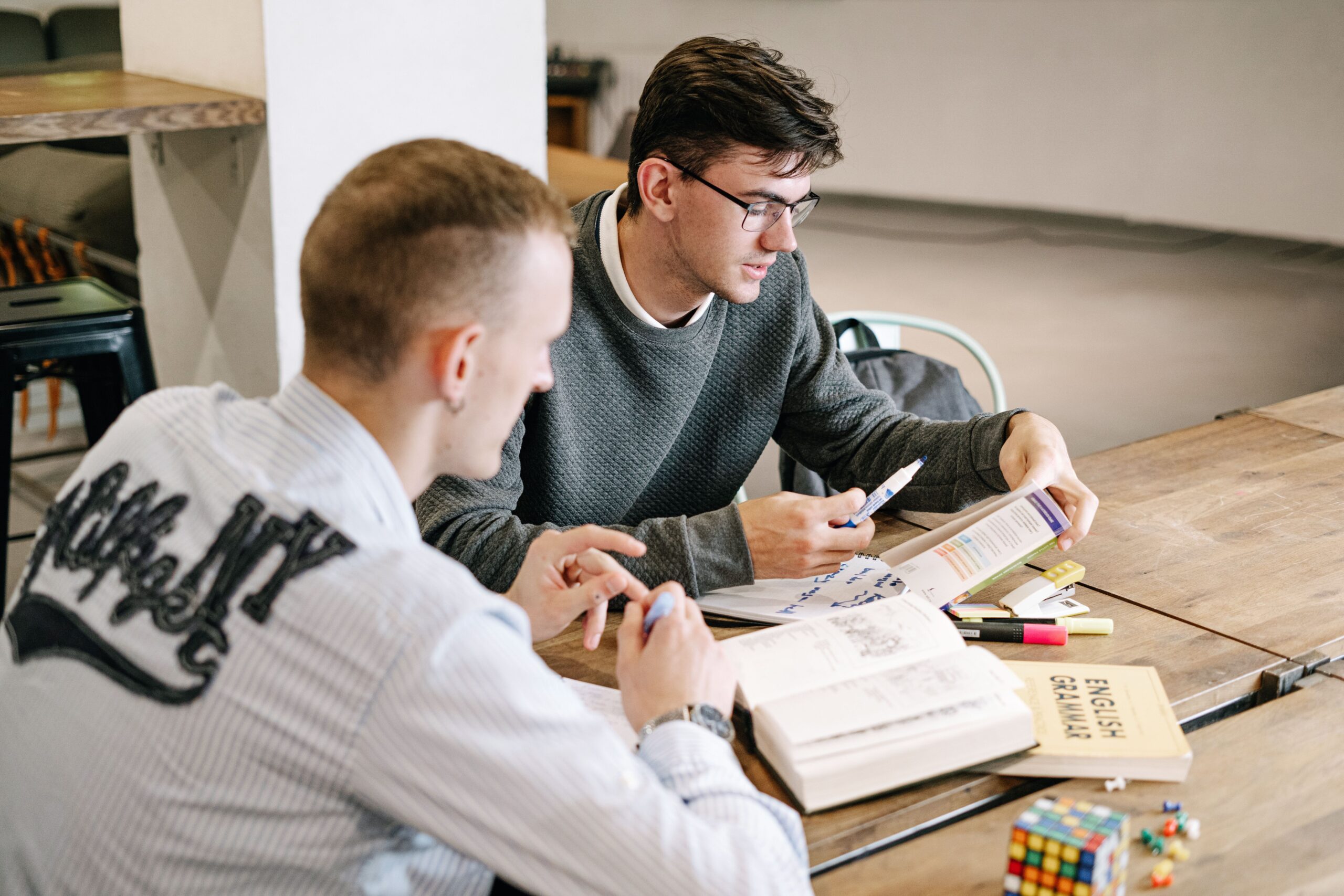 Studiu de engleză în grup pentru adulți — curs online De La 0 La Fluent